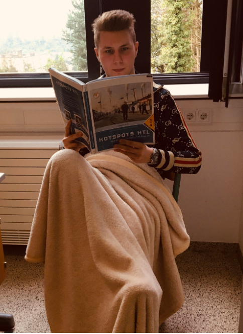 HTL_GR's tweet photo. 6 Grad Außentemperatur - #Covid bedingte #Lüftung der Klassen alle 20 Minuten - Die Schüler der #4C sind auf alles mehr als perfekt vorbereitet #HTL #Decke #Gemütlich #LernentrotzKälte https://t.co/KWc4mOVA1B