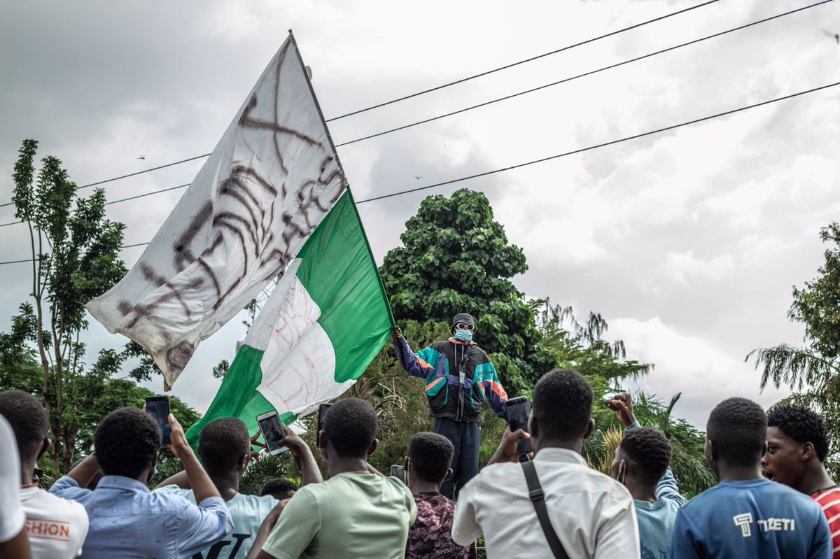 Productions2407's tweet photo. What a time to be alive!!! 

Yeaaa my youths!!! LOUDER!!!💪🏿✊🏿

📸 @seunotitoola 

#EndSARS #StopPoliceBrutalityinNigeria #EndPoliceBrutalityinNigeria #ENDSARSOPPRESSION 
@Productions2407 https://t.co/HcOOsnE3B1