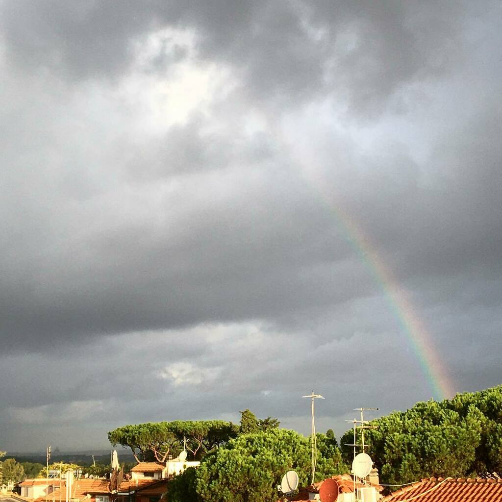 Buongiorno Roma
ph @bastet

#raininginrome #arcobaleno #quartomiglio #rainbow #ottobre2020 instagr.am/p/CGUNt81lthL/