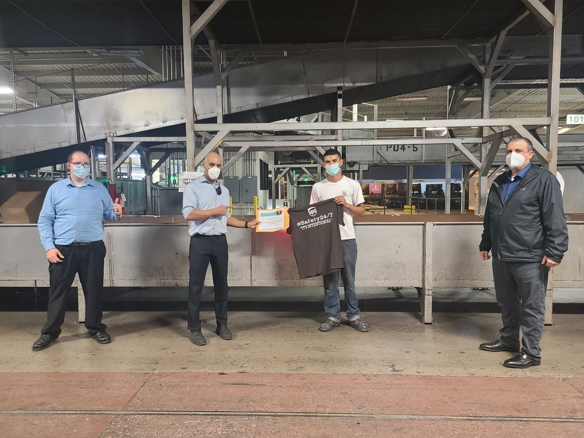 DAirstrike's tweet photo. ITP Tuesday Bell Night recognition with @BellNightSafety and Division Manager Harry Guleian #staycalmandhavefun @SouthCalUPSers @jrindafernshaw @divine2wincom @hrbobbyups https://t.co/sj561eZBJx