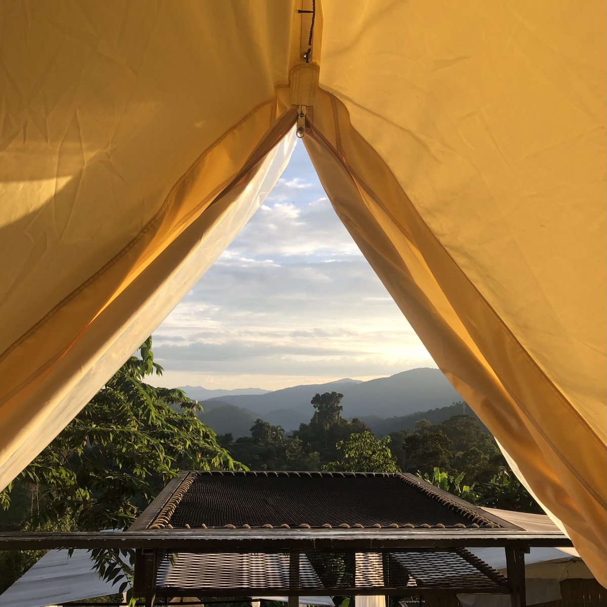 31pmw's tweet photo. 📍บ้านว้าด้า —— แม่แตง, เชียงใหม่
ที่พักมีทั้งแบบกระโจมและเป็นห้องๆ ตอนค่ำอากาศดีมากกกกก นั่งกินหมูกระทะแบบสวยๆไม่ต้องปาดเหงื่อ วิวดีสบายตา คืนละ 1,500 บาท/2คน รวมอาหารเช้า มีรถพาไปดูพระอาทิตย์ขึ้นกับเข้าสวนส้มฟรีด้วย คุ้มมาก🏕🌿🍊🌞☁️ #รีวิวเชียงใหม่ #reviewchiangmai https://t.co/9U9hRCMba7