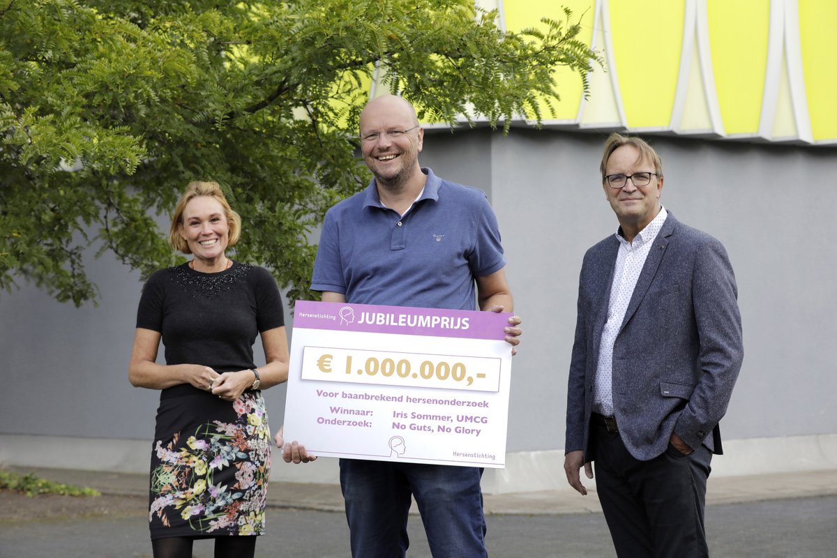 Diverse UMCG-onderzoekers olv  <a href="/irissommer4/">Iris Sommer</a>  krijgen €1 mln  <a href="/hersenstichting/">Hersenstichting</a>  . Zij gaan onderzoeken hoe de darmen in te zetten zijn in de strijd tegen hersenaandoeningen.
Meer informatie: ➡️bit.ly/2SUSY1k 
Foto ⬇️ vlnr Iris Sommer, Sven v IJzendoorn en Gerard Dijkstra