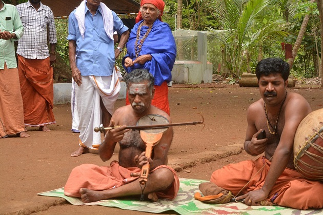 here they are clearly visiblepulluvan veena and Pulluvan kutam(may from ghatam?)our arts/music/dance had been ritualistic devotional all through centuries, traditions parampara has to be savedrevivedthis is from  #Kerala
