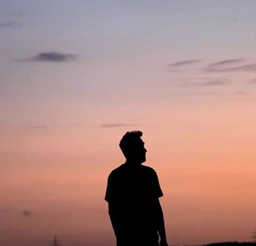 #sagopakajmer
İnanç bir tarladır, hedefi olanların sürdüğü.
Gülmek bir mükafattır, ağlayan gözlerin gördüğü.
Ölüm bir karanlıktır, tüm ışıkların söndüğü.
Madalyon 2 taraflıdır, iyi ve kötünün böldüğü.