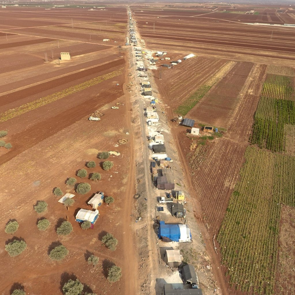 #Syria- Displaced people set up their tents on the abandoned train tracks in #Idlib. They have established the 'Longest' camp in the world. 📸 @MGhorab3