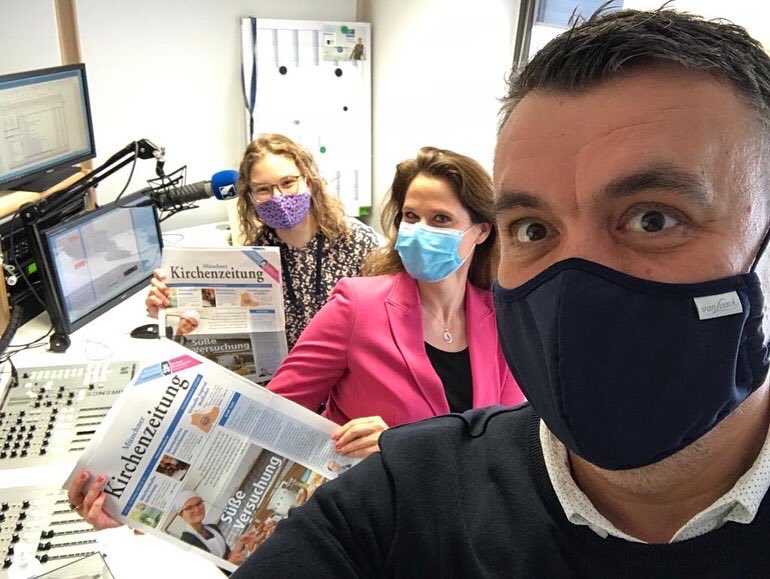 SuHoRoma's tweet photo. Unsere Praktikantin Hannah ist in dieser Woche unser Titelstar. Sie hat gebacken und Rezepte für #Auszogne und #Strauben zur #Kirchweih mitgebracht...
Mehr dazu in @IvoMarkota 📻 Sendung zw 13 und 14 Uhr im Münchner Kirchenradio auf DAB+, UKW 92.4 und mk online! @mk_redaktion https://t.co/aNfRnuyM8K