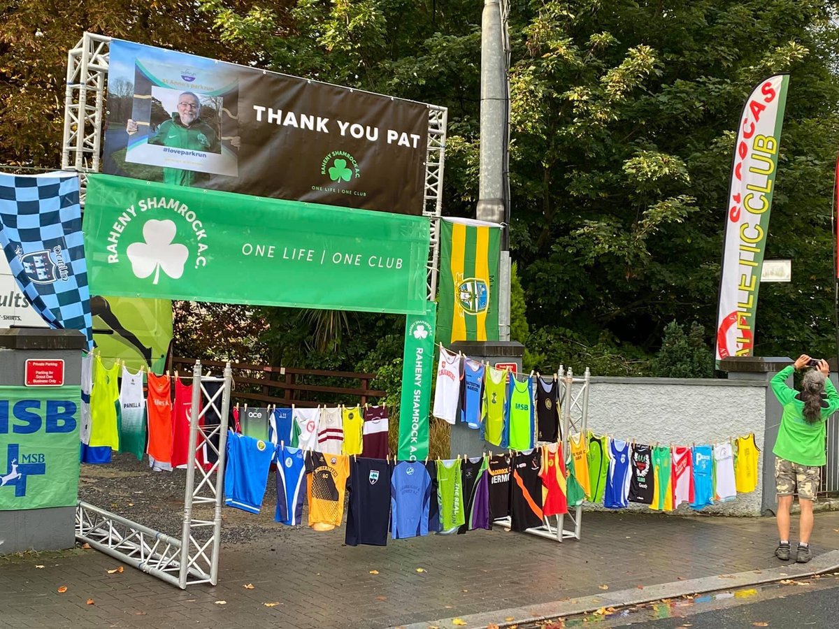 On the day when <a href="/irishathletics/">Athletics Ireland</a> Marathon legend Pat Hooper is laid to rest long before his time, the 🇮🇪 athletics community have rallied together for this tribute to Pat on the road where he organised the National Road Relays in <a href="/RahenyShamrock/">Raheny Shamrock</a> for the past 20 years 💔😢
