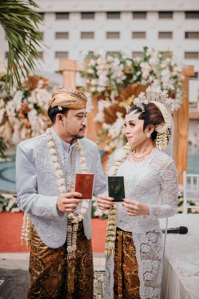 Besoknya hari H akad nikah kita. Venuenya disalah satu hotel di kota S, acara jam 8 pagi. Tamu undangan waktu itu cukup terbatas krn kondisi masih covid. Tapi alhamdulillah acara akad nikah berjalan lancar dan kita sah jadi suami istri