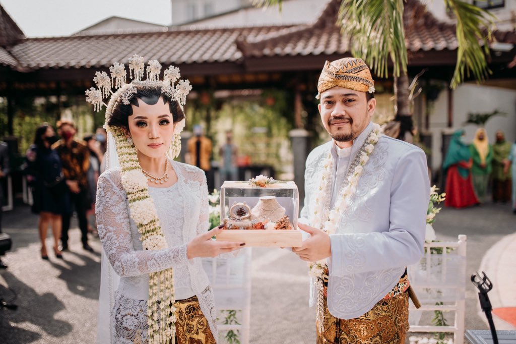 Besoknya hari H akad nikah kita. Venuenya disalah satu hotel di kota S, acara jam 8 pagi. Tamu undangan waktu itu cukup terbatas krn kondisi masih covid. Tapi alhamdulillah acara akad nikah berjalan lancar dan kita sah jadi suami istri