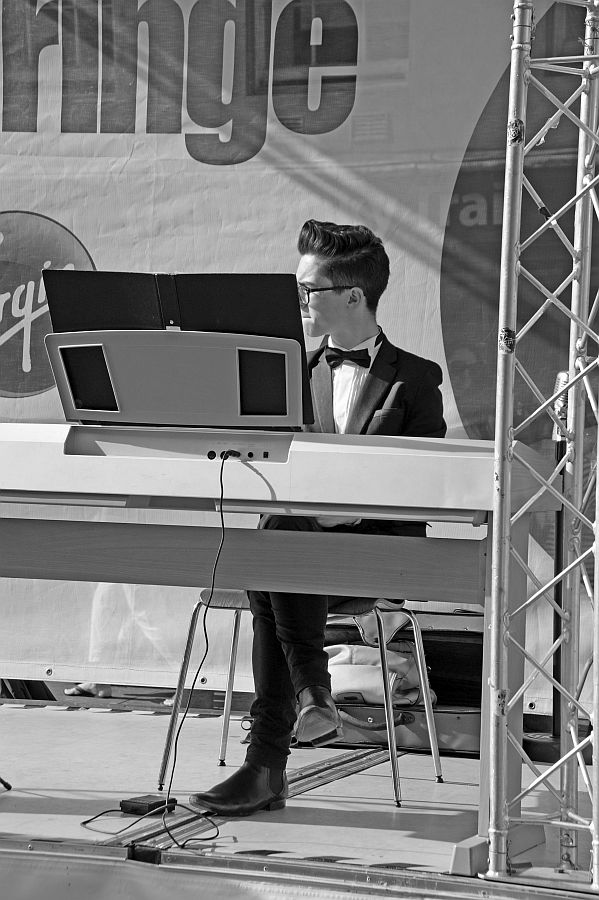 LachlanMain's tweet photo. EDINBURGH 13-08-15.
Preview time on the Royal Mile for the show One For My Baby.
#Edinburgh #oneformybaby #edfringe #colmmolloy_ #streetphotography #blackandwhitephotography #livemusic https://t.co/1ztcOe2NWK