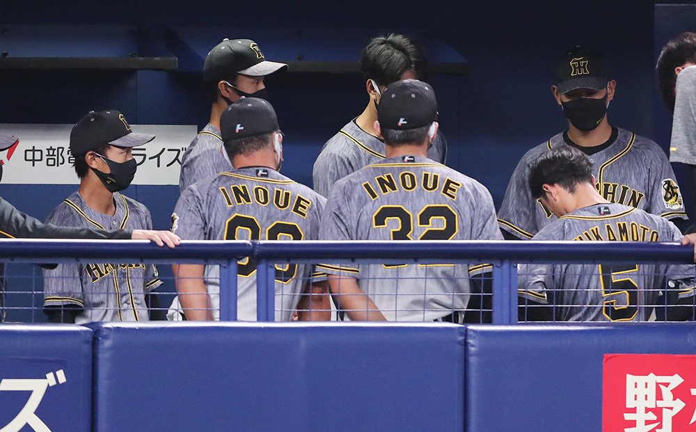 スポニチtigersフォト 試合前の円陣 並ぶ Inoue の文字 どっちがコーチ 選手 スポニチtigersフォト 試合前の円陣 並ぶ Inoue の文字 どっちがコーチ 選手