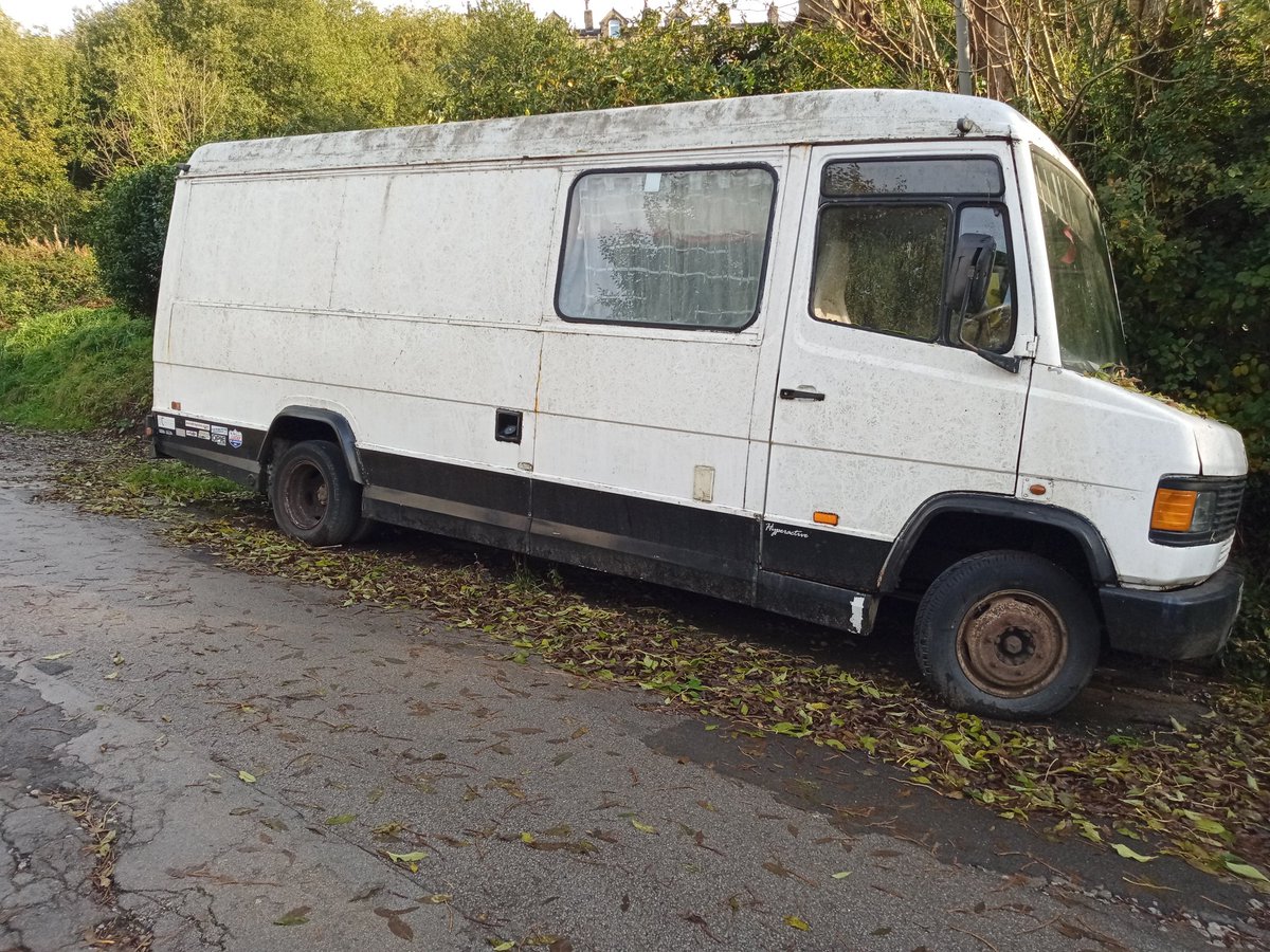 Suewarden306's tweet photo. Team 3 from the Community Protection Team dealing with another abandoned vehicle getting taped and ready for removing from our Highways
@CMBC_CSRT
@Calderdale
@Suewarden306
@Cswtim
#highways
#keepcalderdaleclean https://t.co/XGCfDvfPh7