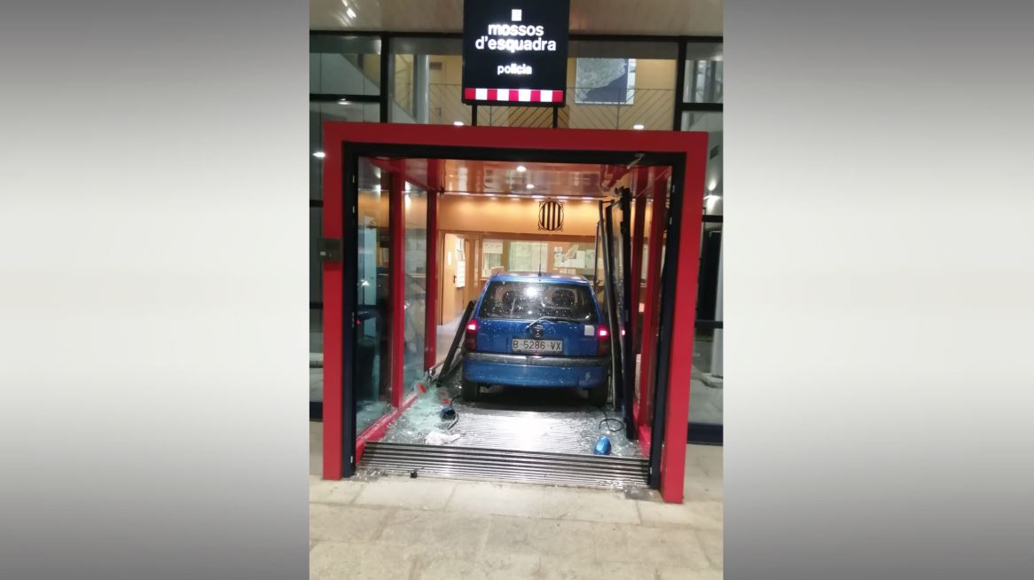 3CatInfo's tweet photo. Un home begut que volia presentar una denúncia encasta el cotxe a la comissaria dels Mossos de Ripoll https://t.co/bQXwOGcSbY https://t.co/d46kJg46qY
