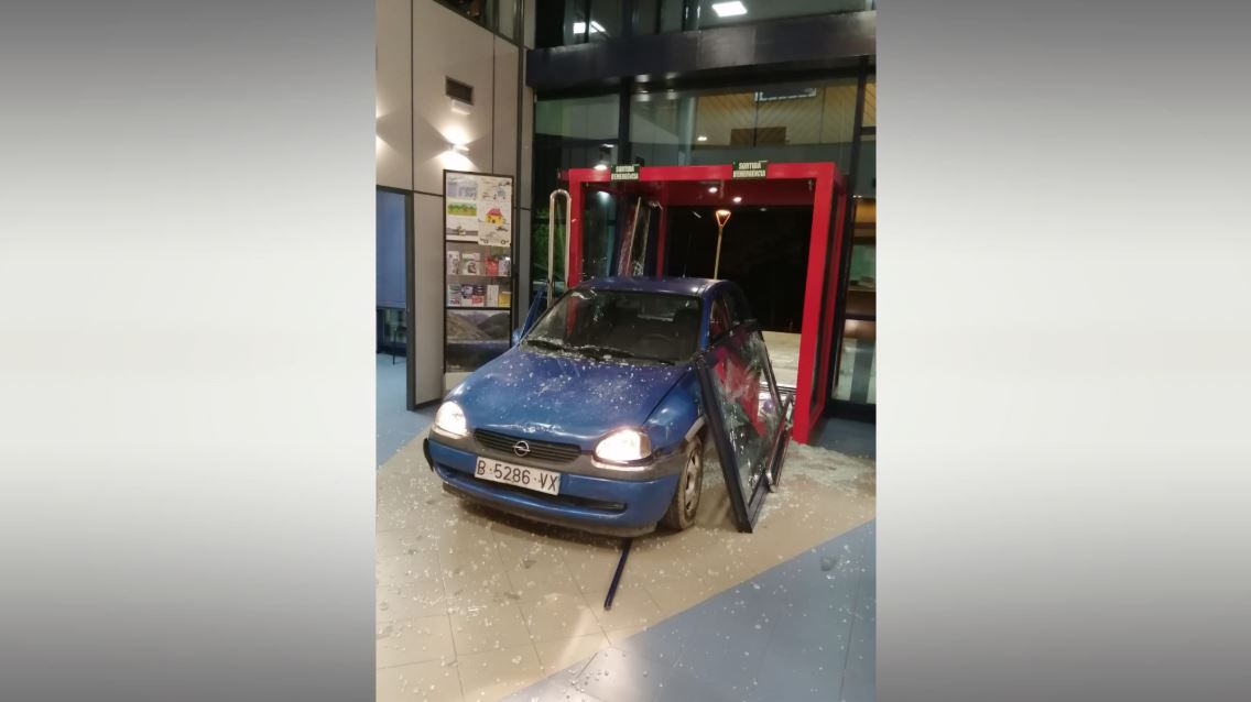 Un home begut que volia presentar una denúncia encasta el cotxe a la comissaria dels Mossos de Ripoll bit.ly/33XShL4