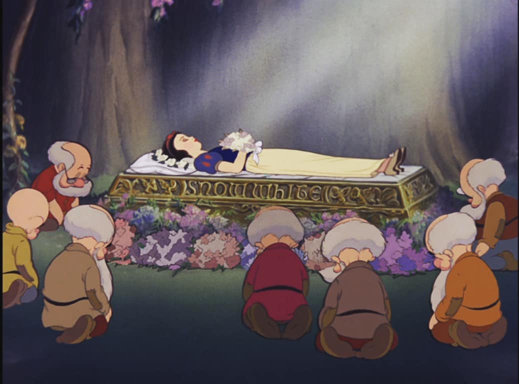 Key on X: "LA INSCRIPCIÓN EN EL SEPULCRO DE BLANCANIEVES👸🏻🍎 Cuando Blancanieves👸🏻 queda sumida en el eterno sueño💤 los enanitos le preparan un sepulcro donde velarla. #snowwhite #blancanieves #sepulcro #disney https://t.co/OE45gz8FGZ" /