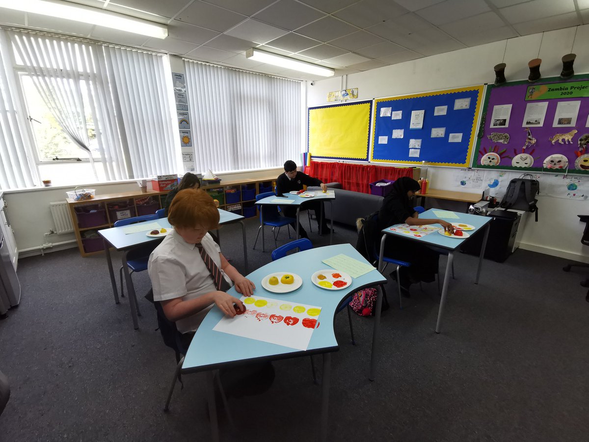Cantonian_Base's tweet image. This afternoon's Sensory Session went well 😁🍎🍋🖌️ @cantonianhs #5senses #exploringnewthings #fruittasting #accessbase