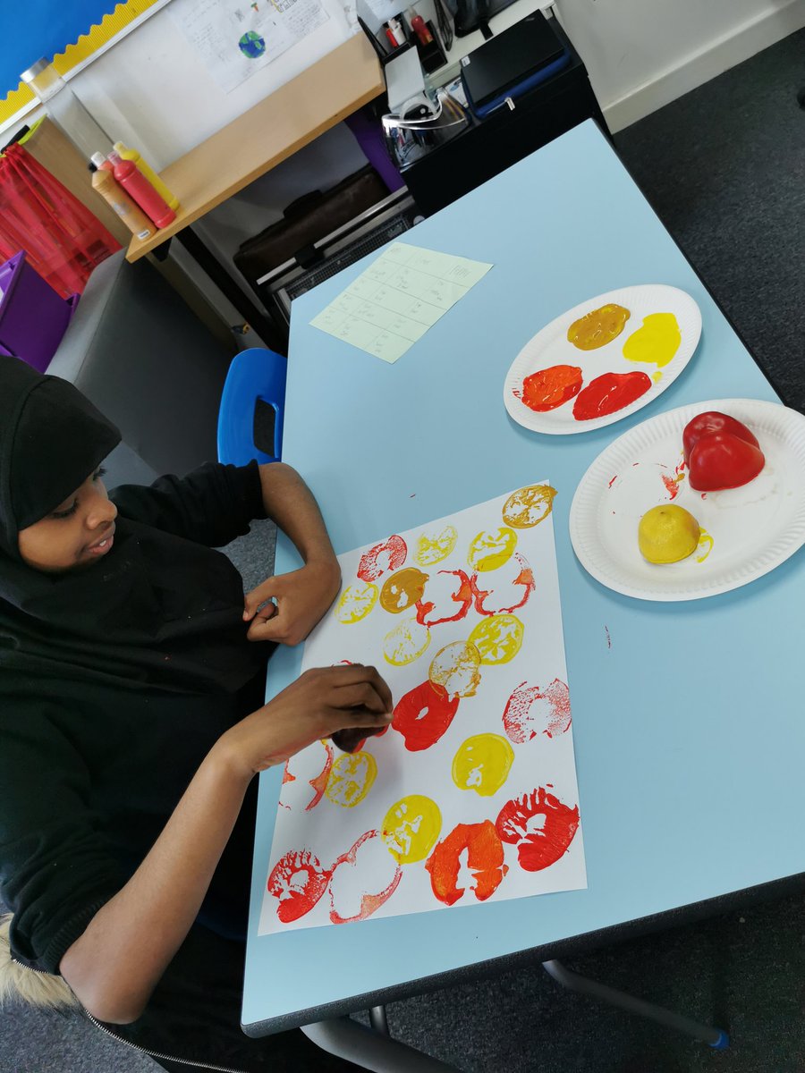 Cantonian_Base's tweet image. This afternoon's Sensory Session went well 😁🍎🍋🖌️ @cantonianhs #5senses #exploringnewthings #fruittasting #accessbase