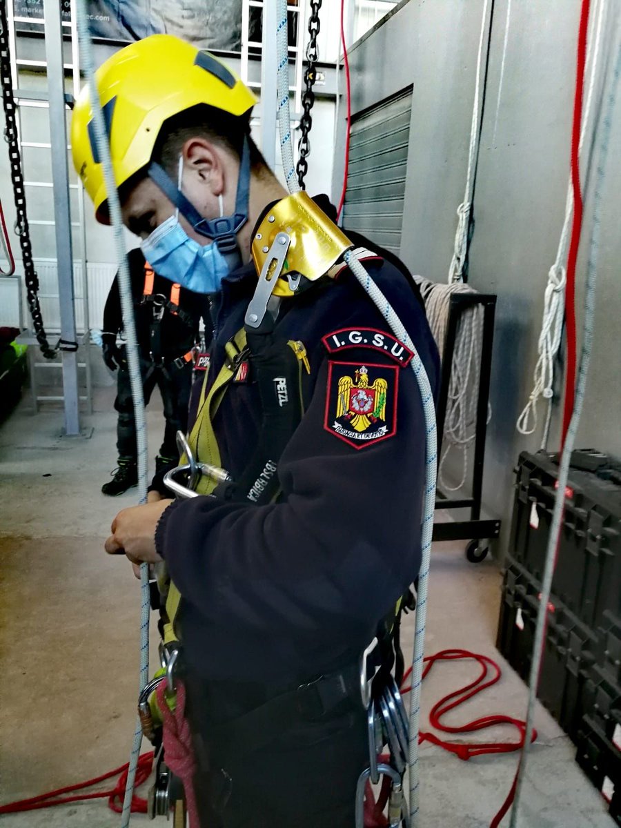 solo_training's tweet photo. Azi am facut pregatire cu o parte din alpinistii de interventie de la #ISUBrasov.

#SOLOtraining #ISUBrasov #RopeRescue #RopeAccess #PolygonSingingRock https://t.co/fZPKfXZXmq