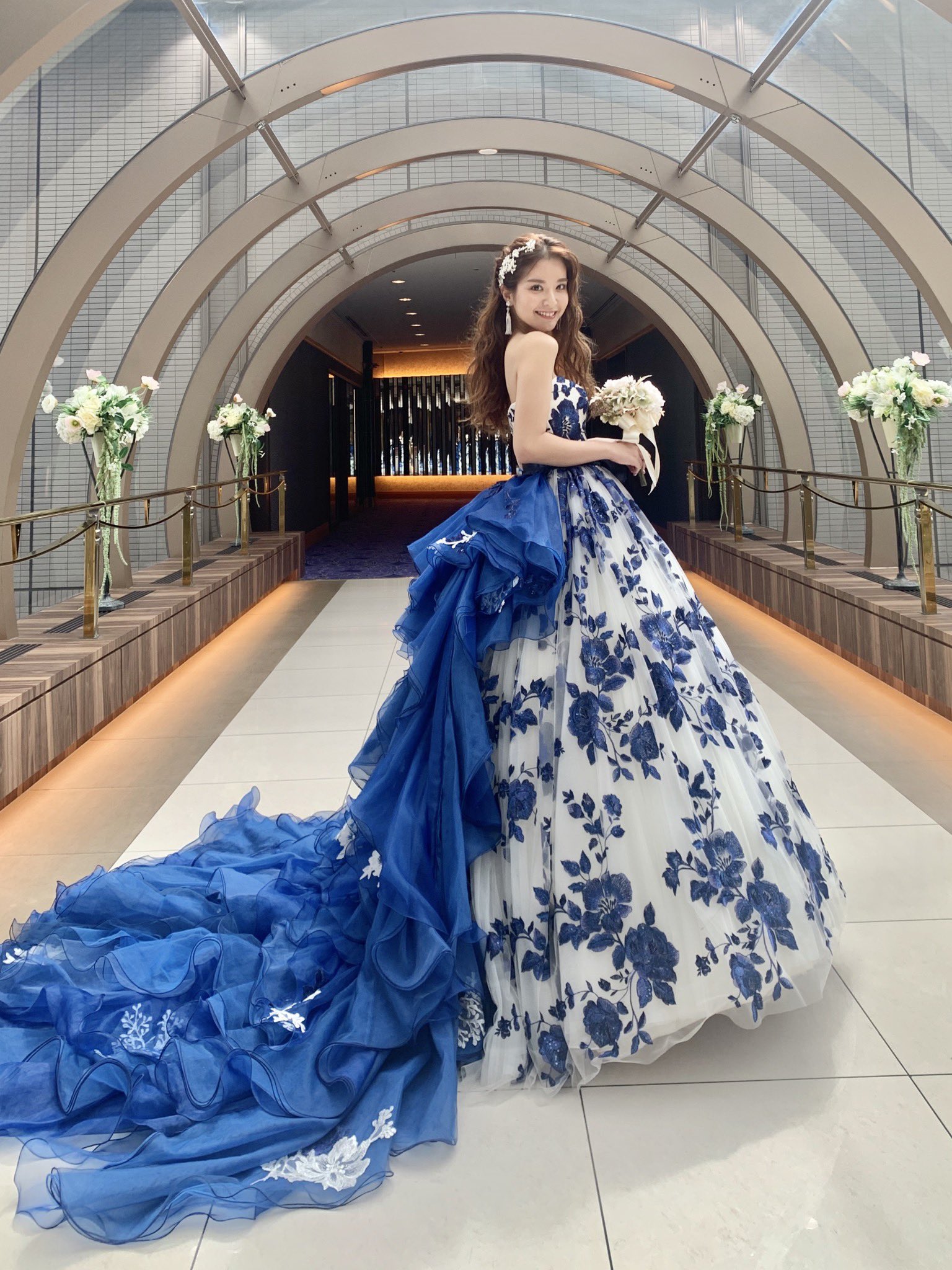 ウェディングドレス スポサブランカ Sposa Blanca 白地にネイビーのレースの花柄がかわいいカラードレス ドレス選び カラードレス ドレス試着 プレ花嫁 岐阜花嫁 滋賀花嫁 大阪花嫁 フォト婚 ロケーションフォトウェディング 写真だけの 結婚式