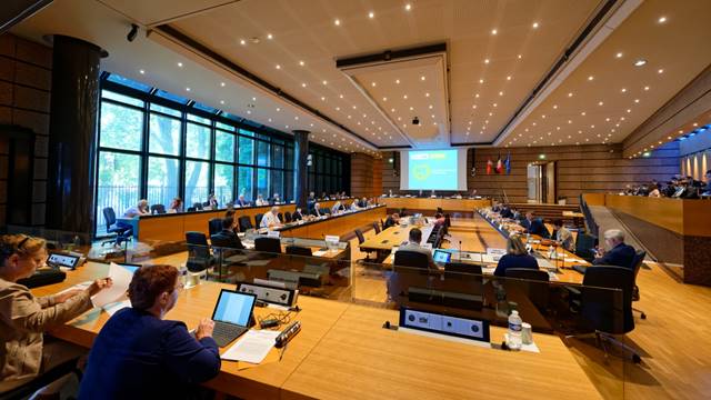 F_Bierry's tweet photo. 💬[#DEPARTEMENT] Avec mes collègues conseillers départementaux nous voterons les ajustements budgétaires liés aux efforts de solidarité fournis par le Département pour atténuer les conséquences économiques et sociales de la crise sanitaire #COVID19. #budget #modificatif #Alsace https://t.co/9bFJV18HbO