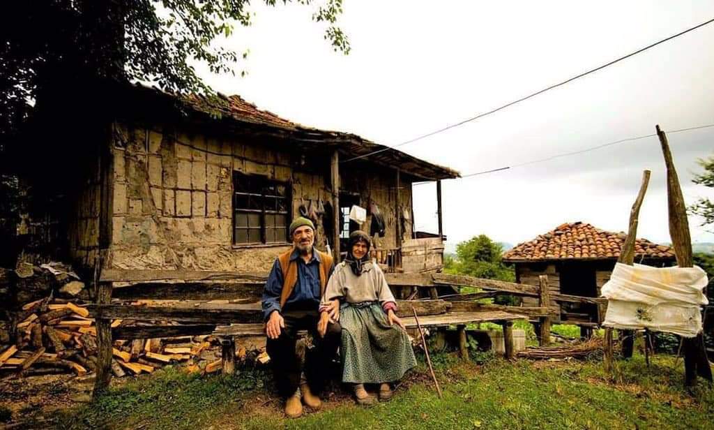 “İnsan kendisini olduğu gibi kabullenen ‘yer'e ait hissediyor... Düşünce ve duygularından utanç duymadığı, kınanmadan buyur edildiği, kendisini güvende hissettiren yere. 

Yaralarının görünmesinden korkmadığı bir yere. 

Bu yüzden insan, yurdudur insanın.”