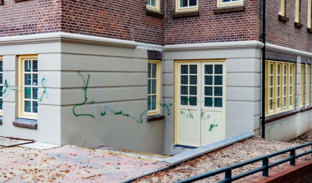 Vandalen bekladden oude badhuis met graffiti - ..