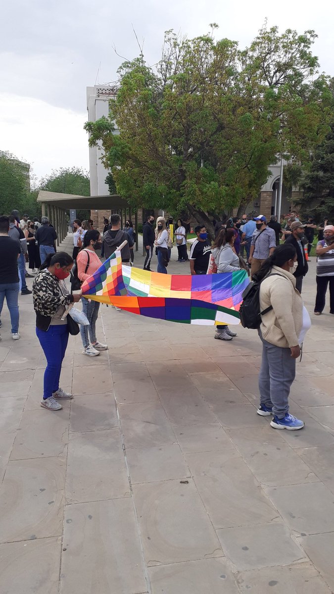 jpablosoloa's tweet photo. Estamos acompañando el reclamo de la Comunidad Boliviana de Mendoza. El gobernador Suárez niega el derecho a voto a 11 mil bolivianos y bolivianos en el sufragio del 18 de octubre, la excusa : la pandemia, pero si permite manifestaciones de los sectores opositores al gobierno nac https://t.co/Y0EF6rA0Gf