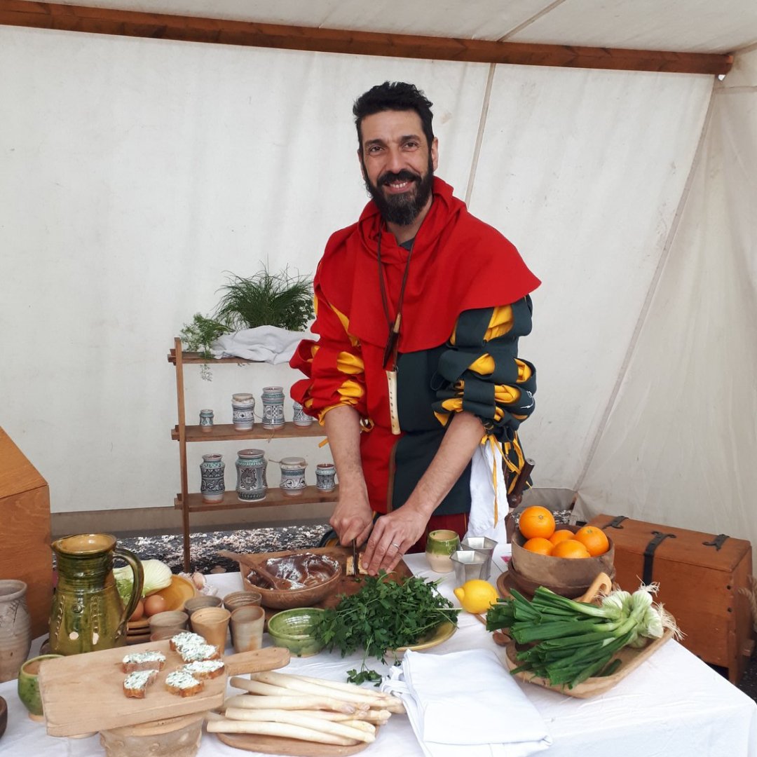 1415Azincourt's tweet photo. Envie d’inviter l’Histoire dans votre assiette ? Le chef et archéologue du goût Fabian Müllers vous livre les secrets de la cuisine médiévale, à travers une conférence gourmande. Une bonne manière de croquer l’histoire à pleine dents ! https://t.co/0kkgkTfAV1