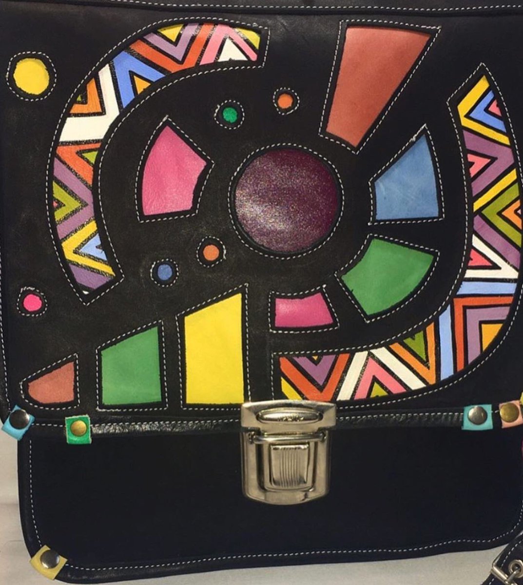 cocolichando's tweet photo. El domingo es el día de la madre y tenemos varias carteras de cuero y cuero ecológico disponibles para regalarle a mamá! 
.
Los esperamos de 11 a 14 y de 15 a 19 hs, aceptamos todos los medios de pago y 3 cuotas sin intereses!!!😉
.
No es divina y súper original esta cartera? https://t.co/pvSU5nBL2n