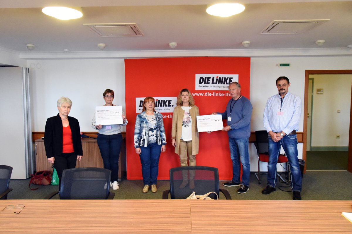 Linke_Thl's tweet photo. Soeben wurden Spendenschecks der #Alternative54 an zwei aktive Vereine des Kyffhäuserkreises übergeben. Beide Vereine tragen auf ihre Weise zum Gelingen des gesellschaftlichen Miteinanders bei.
#Artern #Lukin #Eger #MartinGehl #WirMachensGerecht
Zur PM: https://t.co/lbUM59jMAa https://t.co/Lfr9z1udQI