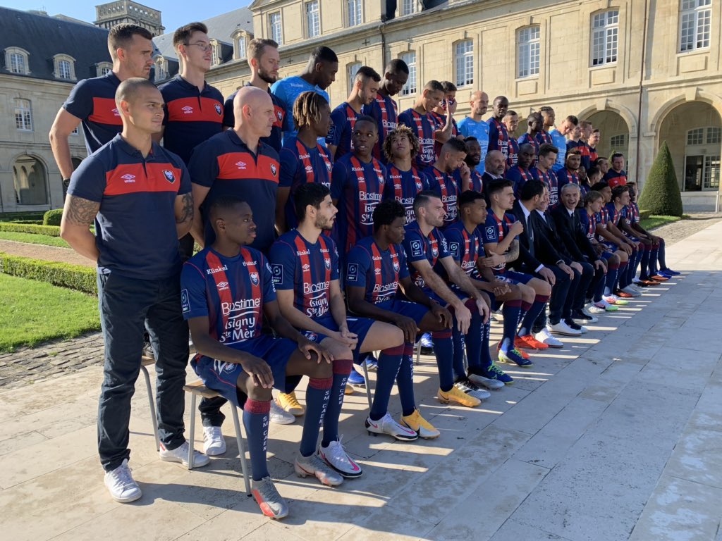 SMCaen's tweet photo. 📸 Jour de photo officielle pour le @SMCaen 🔴🔵 

#SMCaen #TeamSMC https://t.co/pNc4FNwyKx