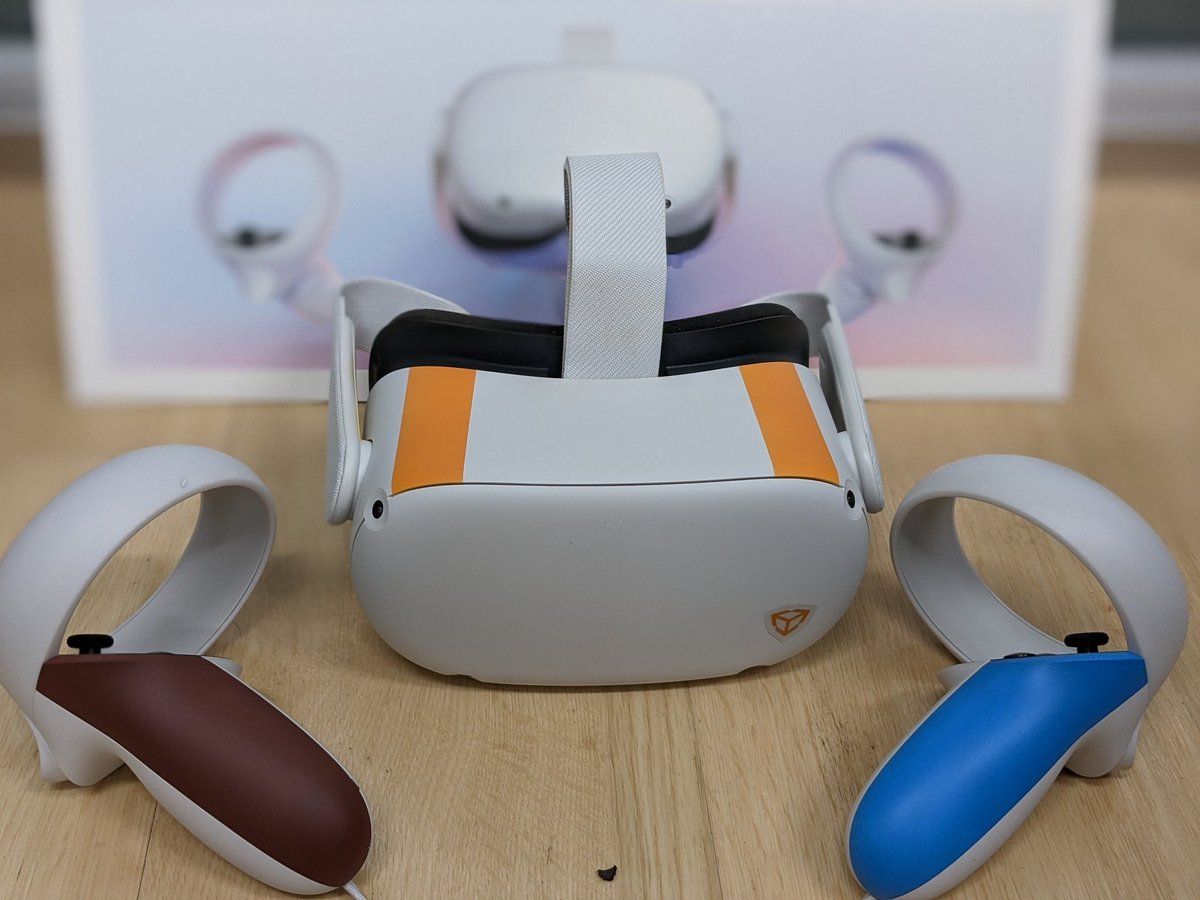 Somelu01's tweet photo. 自分のQuest2をUnityちゃんカラーに塗った！！！ #OculusQuest2 https://t.co/KidwwtiQFY