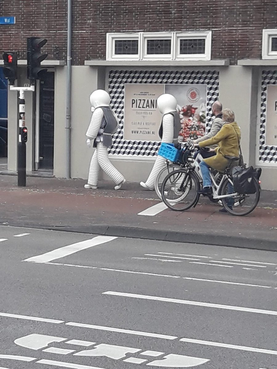 Lindaliciousss's tweet photo. Wat hier in #Eindhoven toch rondloopt. 🤷🏼♀️ #CoronaBusters https://t.co/DjLx9rbgOw