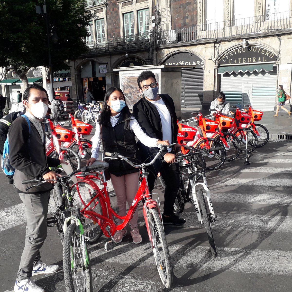 PlanificaC's tweet photo. Ya listos para la aprobación de la #LeyDeMovilidad en la @Mx_Diputados para que sea un derecho constitucional. Hoy es un día de fiesta!! #500de500 Rodada Zócalo-San Lázaro https://t.co/TfqqoovCWd