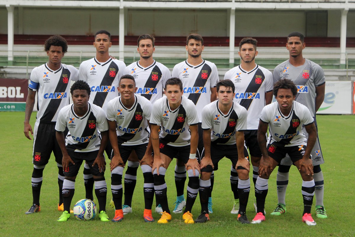 Esse foi o time que entrou em campo na última vez que o Vasco conquistou a Taça Guanabara sub-20, em 2017, contra o Fluminense. Autor do gol do título, Paulinho saiu do banco e marcou o gol do título vascaíno nas Laranjeiras. Grande time!

(📷: Paulo Fernandes / Vasco)