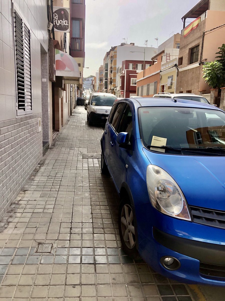 joelleonnava's tweet photo. ¡Multas en zona Guanarteme y @LasCanteras en coches sobre las aceras!  
Hoy todos los que aparcaron sobre las aceras se han encontrado una notificación, es un campaña de sensibilización e informativa ciudadana del @AyuntamientoLPA sobre este tema. https://t.co/rUxRSOaxgZ
