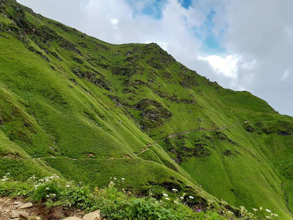 Incredible Himalayan Beauty
Never miss a moment in the mountains." Every moment on the mountains are filled with happiness and joy with a sense of contentment.
Come with us this winters: @MyAdventureClu1(8979266991)
#Himalayadestination #mountains #himalayas #himalayanlove https://t.co/l0vAQmvSZm