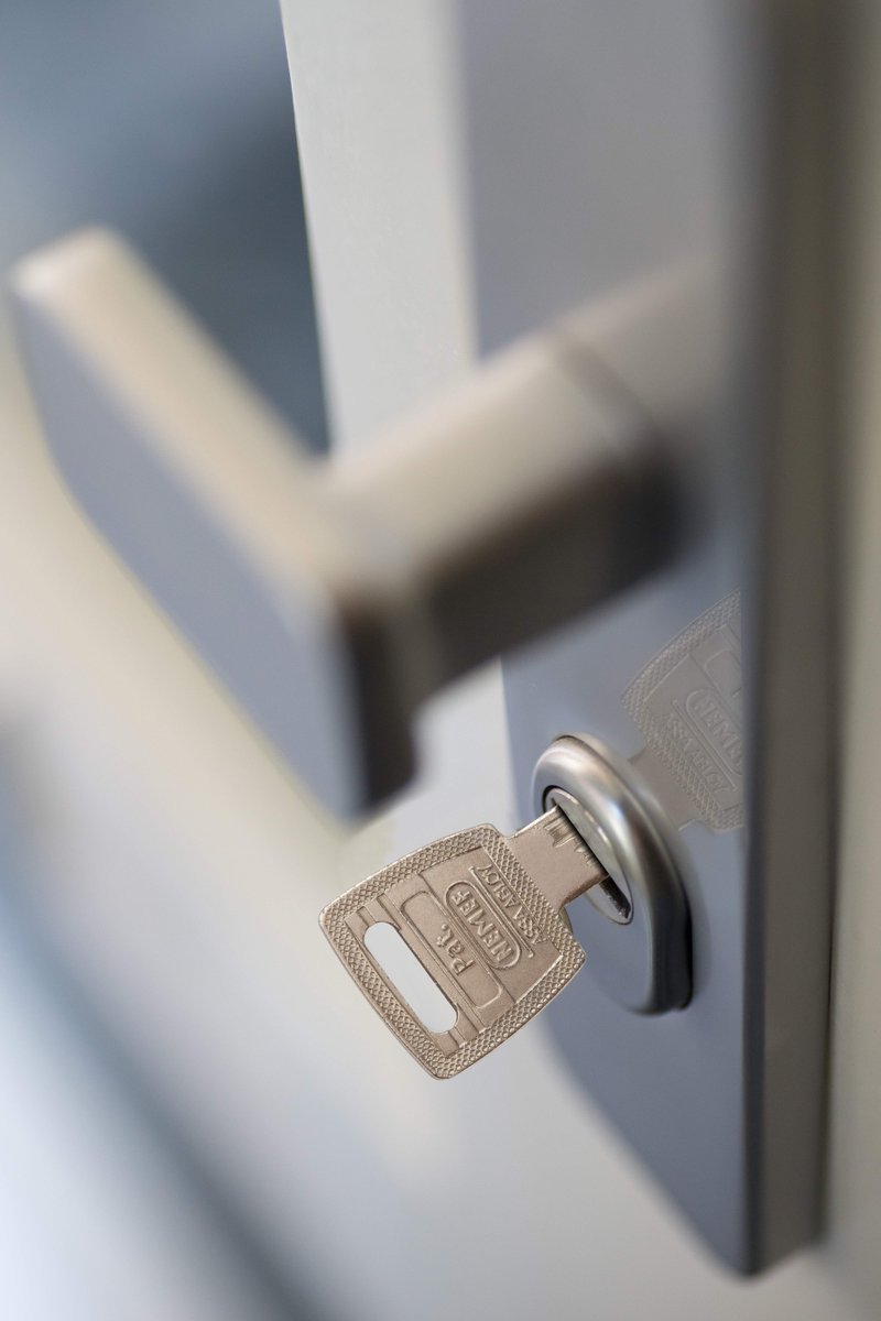 Het overkomt iedereen wel eens; je trekt de voordeur achter je dicht terwijl de sleutel nog aan de binnenkant van het slot zit. Met een NF3plus veiligheidscilinder in je voordeur heb jij geen probleem! Meer weten? Lees snel meer: nemef.nl/nf3plus