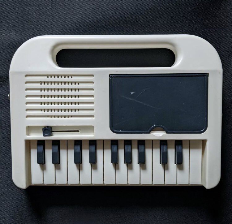 presentcorrect's tweet photo. Mmm... Toy Synthesizers. 

Soviet &amp; American.

Museum here : https://t.co/xXuWhg4Mrs 
Some pics via Etsy https://t.co/ncMwGuU9ZI