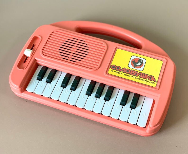 presentcorrect's tweet photo. Mmm... Toy Synthesizers. 

Soviet &amp; American.

Museum here : https://t.co/xXuWhg4Mrs 
Some pics via Etsy https://t.co/ncMwGuU9ZI