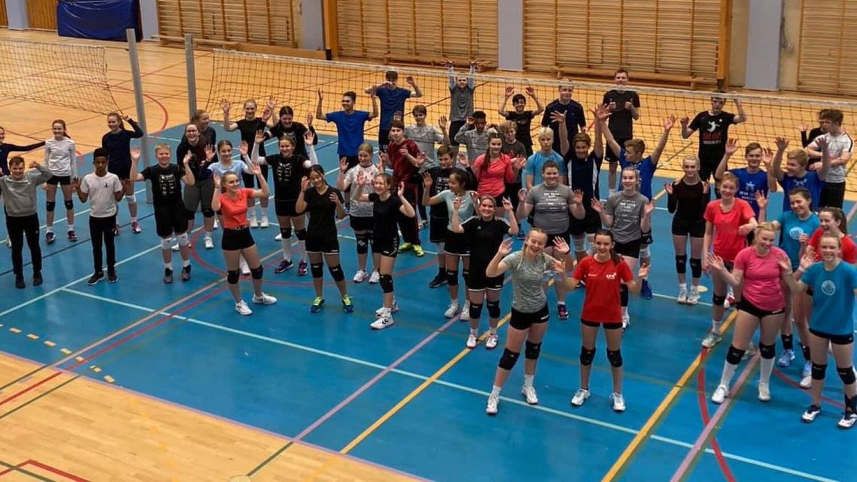 BKTromsoe's tweet image. 🏐"Nord-Norge størst på volley"❤️🙌 
En overskrift vi bare MÅ elske! Sist helg var nemlig 80 unge, lovende volleyballspillere på åpne regionlagssamlinger i #Sortland og #Tromsø: blv.no/sport/50-slo-f… Nord-Norge hadde da størst deltakelse av alle regioner i Norge! #volleyball