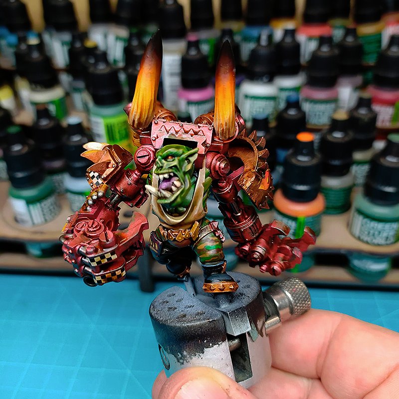 We continue with this impressive <a href="/BbHungrytroll/">Hungry Troll miniatures</a>  Orc, on which we have used our metallic pigments and shading inks. The effect...you can see for yourself. It is going to be a very wild "Orktober"!
#warhammer40k #Warmongers #WarhammerCommunity