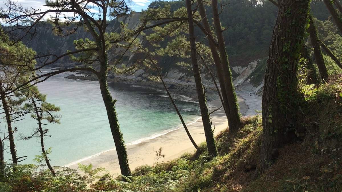 CPelanas's tweet photo. En el Occidente Asturiano, en el Concejo de #Cudillero se encuentra #Lamuño, un precioso pueblo con acceso a las playas de la zona. 
Ruta completa aquí 👉🏼https://t.co/jrewxvAHvt👈🏼 
#oleiros #artedo #playasdeasturias #asturiasparaisonatural #occidenteasturiano #senderismo #relax https://t.co/7wfVF1QNGv