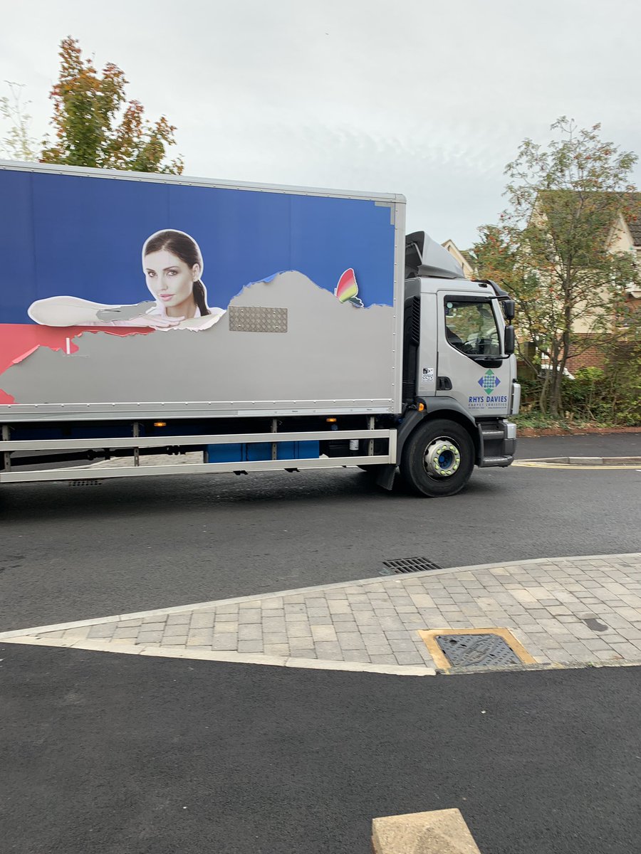 majano6's tweet photo. @letstalkcentral @leightonbuzzard @LLTCNews neighbours on Billington road are worried and tired as road works didn’t alleviate traffic,HGV and speeding cars/rat runs despite the 20mph signs and HGV’s “only” for unloading signs, people think they can drive anywhere with no care https://t.co/h3kz7gmhcI