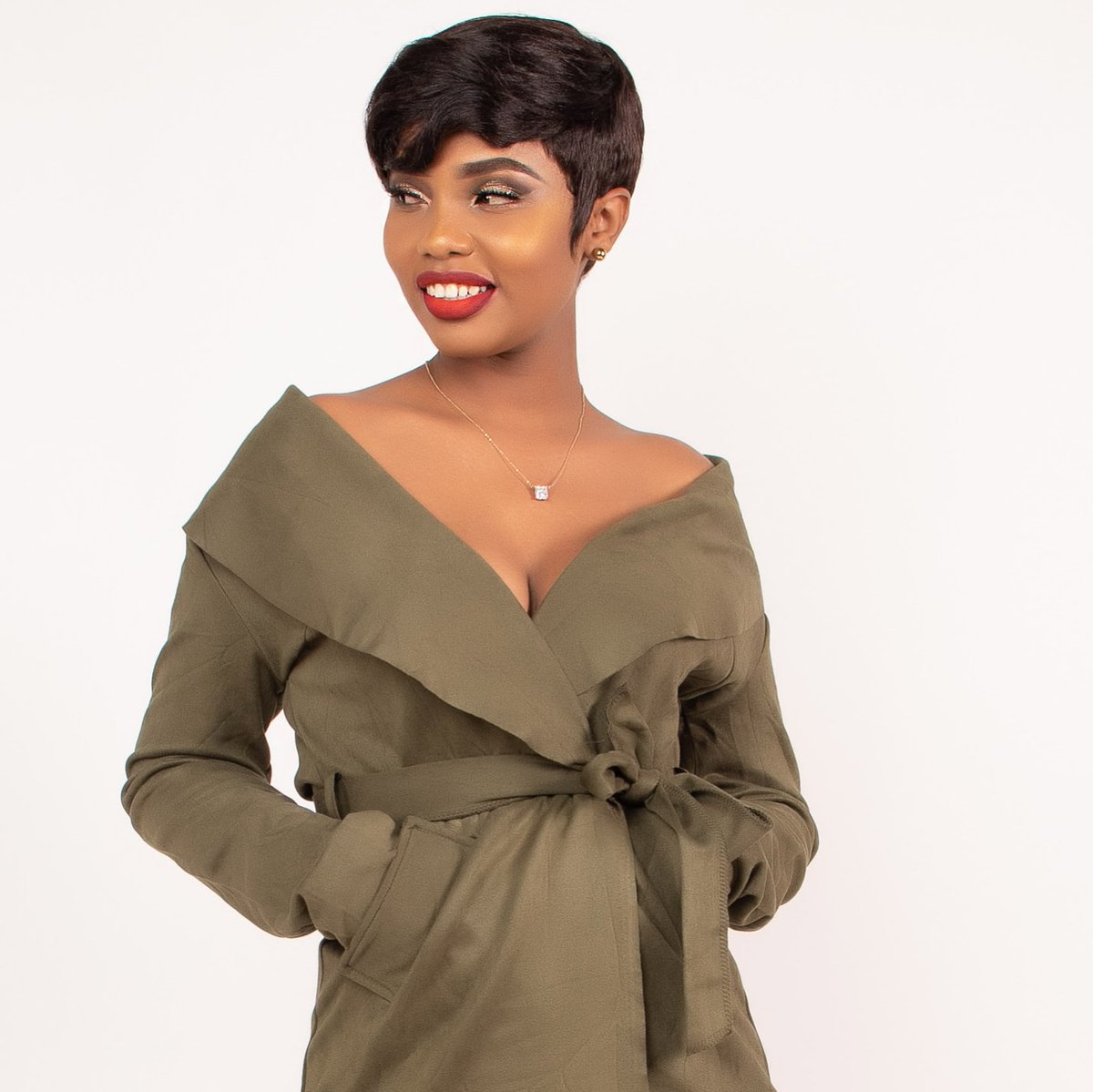 CitizenBrenda's tweet photo. Her Mindset will raise your children, Not her body and good looks. So choose Wisely...
Dressed by @lassietrendsfashions
Hair @abbeyslacewig 
Mua @tshidi_shee 
📷@muma_pix https://t.co/NuvZd5fXY4