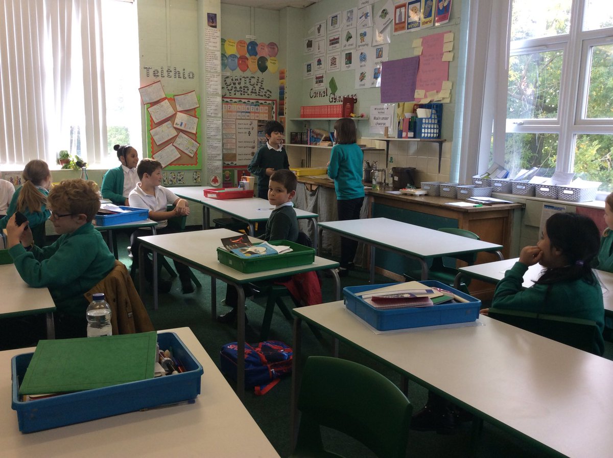Springwood_Prm's tweet image. #springHarlech are identifying features of a newspaper article during today’s lesson. We are working extremely hard and are learning how to become independent, capable learners.