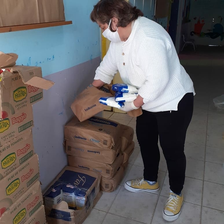 con_ferro's tweet photo. Ayer pudimos concretar la tercera y última entrega de alimentos con lo recaudado en #TodasTodosConFerro. En Moreno, el comedor "La Casita de Sebastián" recibió los productos y lo repartió entre las familias más necesitadas. GRACIAS 💚 #Ferro #Fco #FerroCarrilOeste https://t.co/fI0WPgFrRk