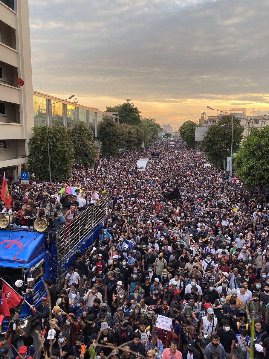 DRGthailand's tweet image. ตอนนี้ผู้ชุมนุมกำลังเคลื่อนไปยังทำเนียบรัฐบาล #ม๊อบ14ตุลา
