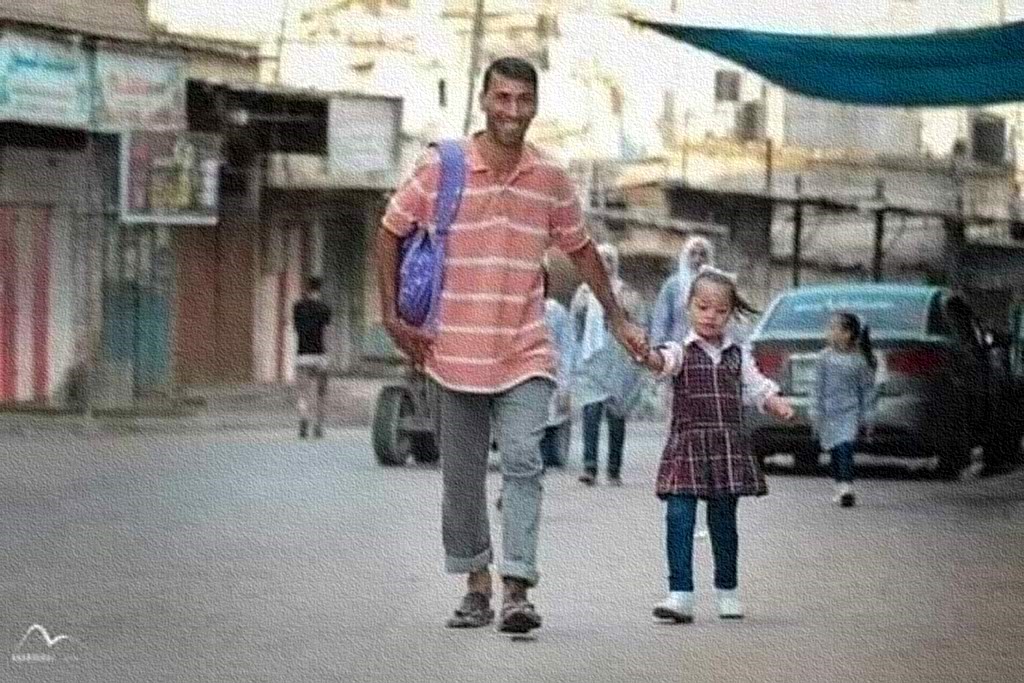 ashrraaf2's tweet photo. شعرها مصفف بعناية 
بنطالها جميل
وزيها مرتب ومهندم 
حذائها جديد
ولا شيء من هذا ينطبق على الأب ! 
الذي يحمل حقيبتها الفارغة
خشية أن تتعب
 يبتسم رغم هموم الحياة
 ويسير بها نحو الدنيا على أنها أكبر إنجازاته 
 فــ إياك أن تُكذب إمرأة تقول
 " كنت أميرة في بيت أبي"
 فـ إنها فعلا صادقة💕 https://t.co/SUX76TH553