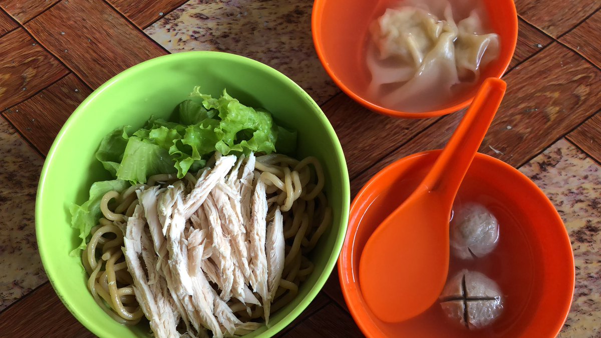 2. Bakmi Ayam Atjuan - Best Broth.They got the chicken and noodles right, ada topping pelengkap tapi rasa biasa aja, tapi di sini yang jadi juara kaldunya. Gurih asin mantep. My current favorite so far.Loc: Jalan Summagung I, Kelapa Gading